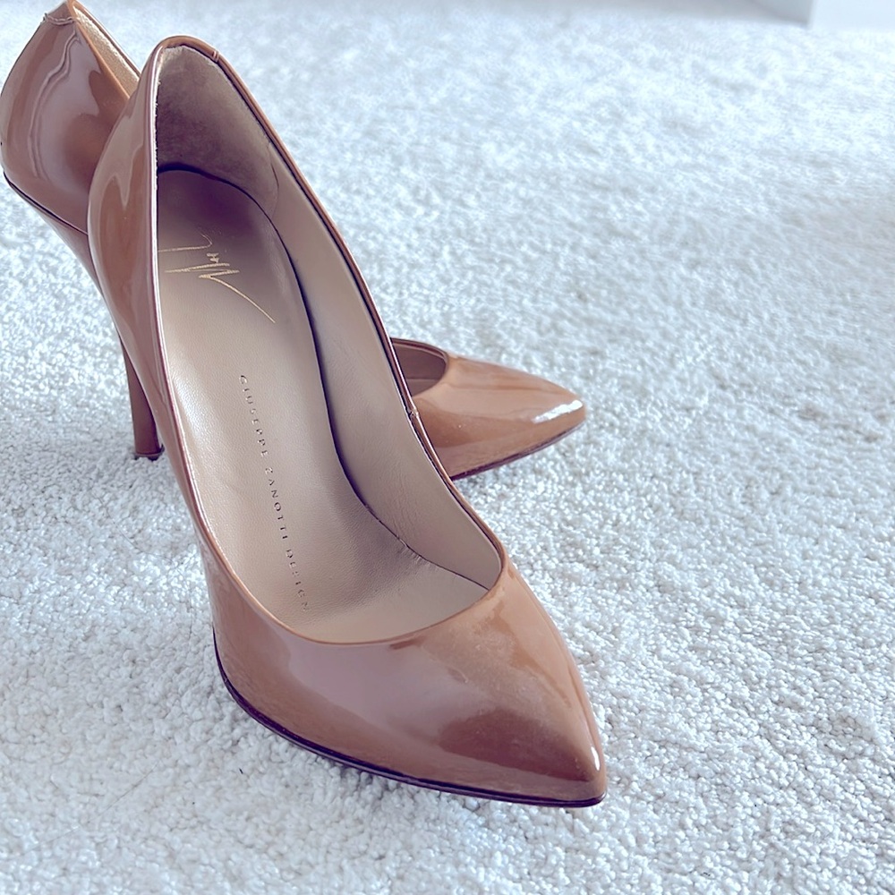 Giuseppe Zannoti size 5 patent leather pumps in tan.